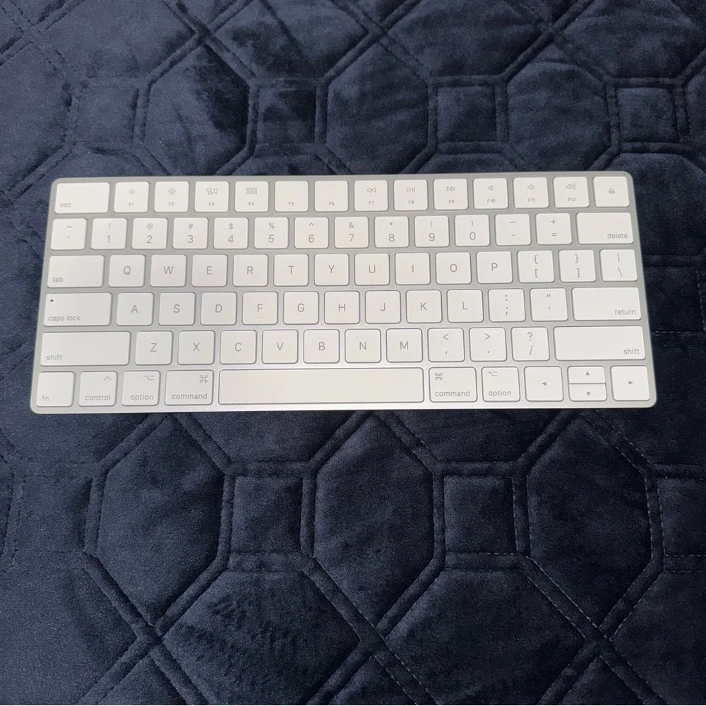 Apple Magic Keyboard- Lightening Port